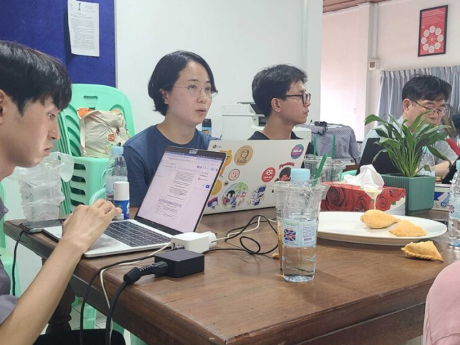 캄보디아 현지에서 국내 은행의 인권침해 현황을 조사히기 위한 인터뷰를 진행중인 강미솔 구성원