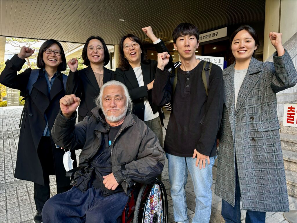 승소소식. 전장연 박경석 대표 위법한 체포 한결 후 공동대리인단 기념사진