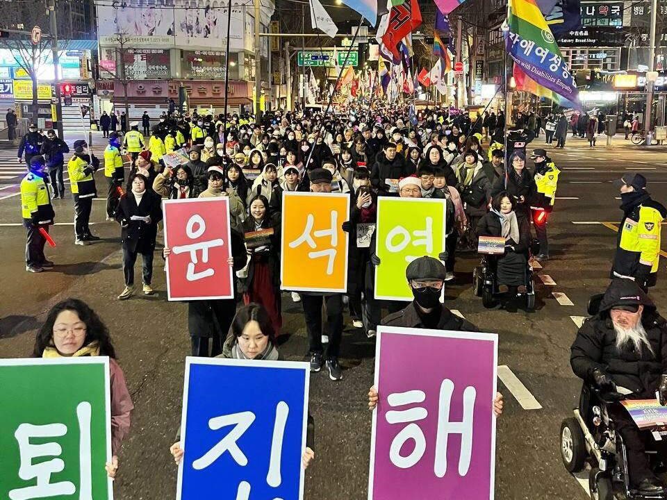 2025년 성탄절에 윤석열 퇴진 행진에 나선 사람들 모습