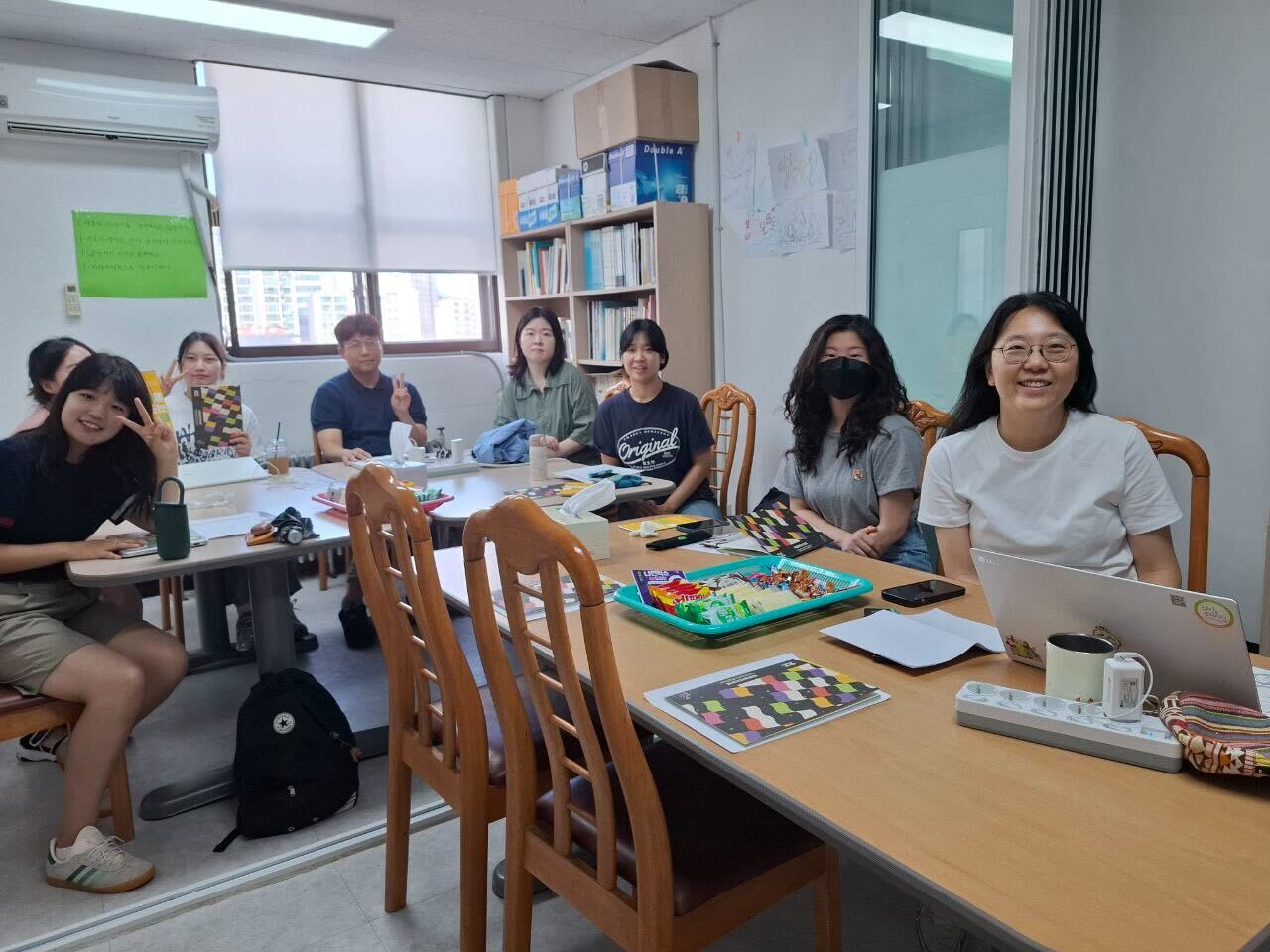 25년 7월 전장연 집회 지원단 구성원들이 회의 테이블에 둘러앉은 사진