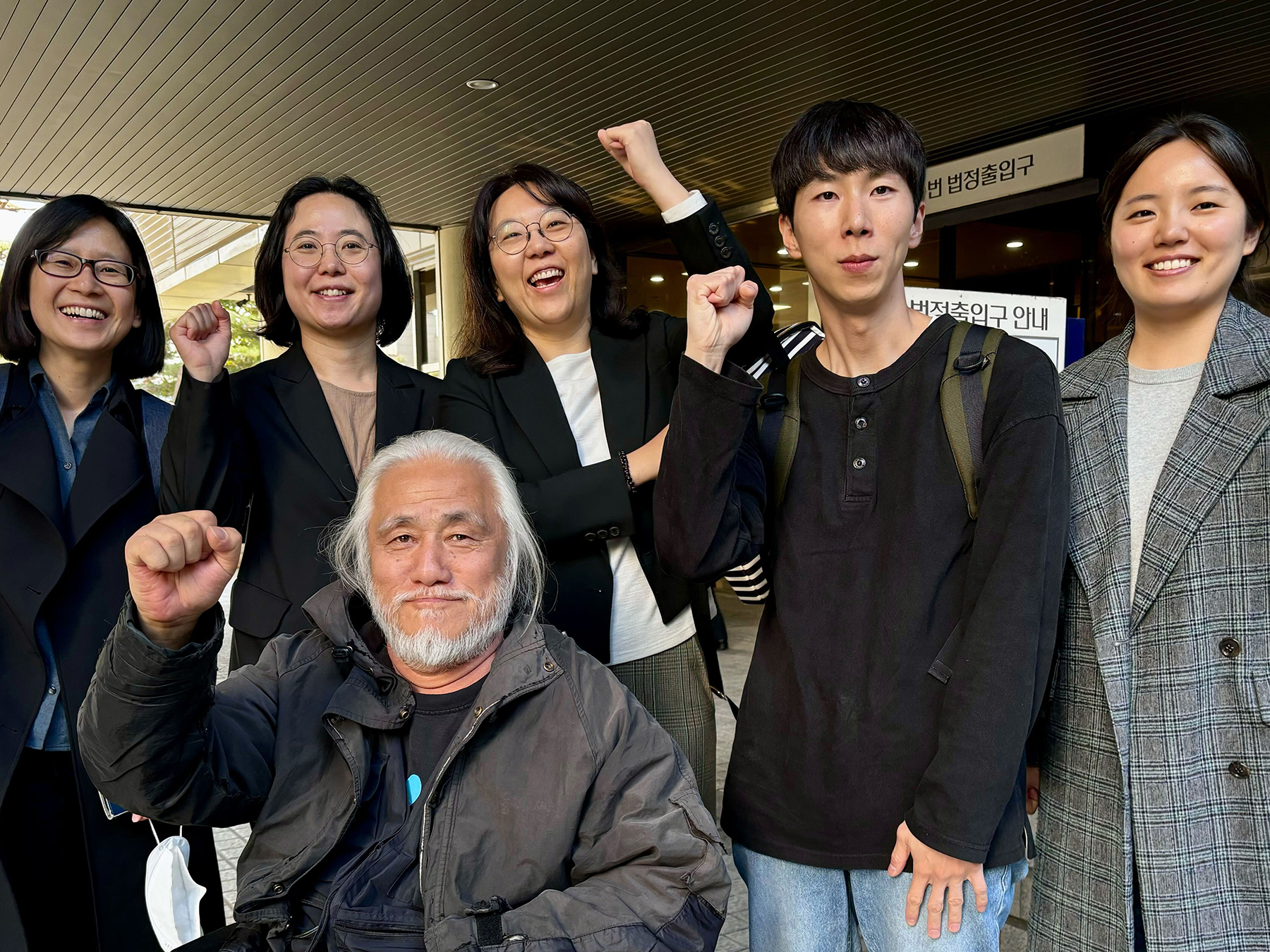 재판 승소 후 박경석 대표와 대리인단의 밝은 표정 사진
