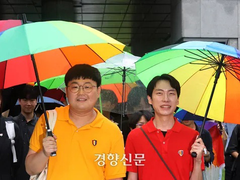 동성 배우자의 건강보험 피부양자 자격과 관련해 국민건강보험공단을 상대로 제기한 보험료 부과 처분 취소 소송에서 승소한 김용민·소성욱 씨