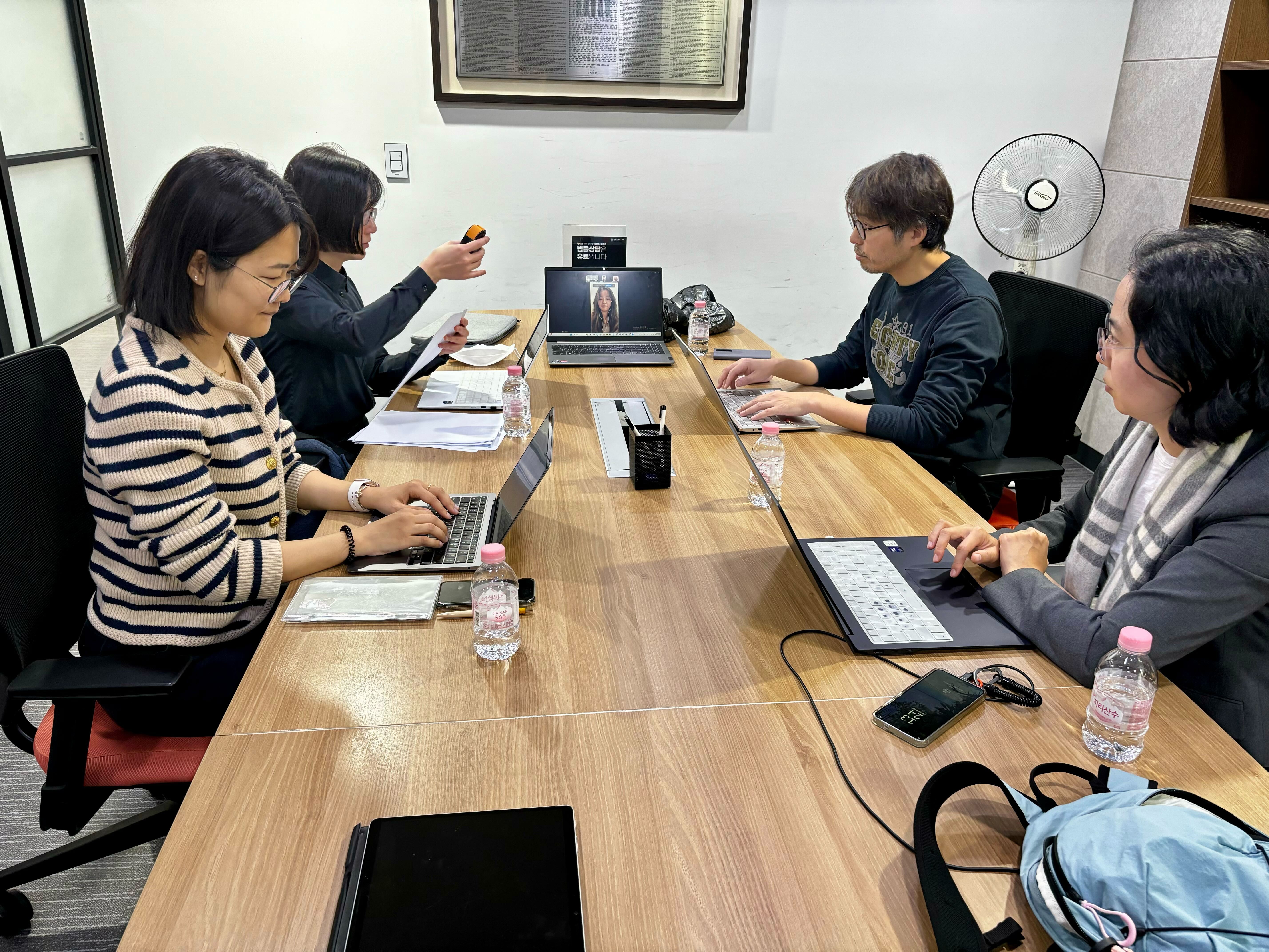 전장연 집회지원단 모여 구성원들이 일하는 모습