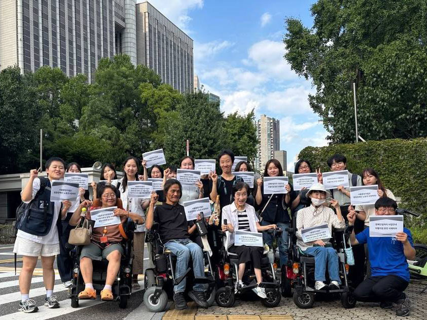 2025년 9월 5일 변론종결 후 최윤정님, 방청한 활동가들과 공동대리인단 단체사진