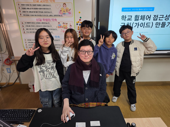 박병찬 선생님과 학생들이 교실에서 찍은 기념사진