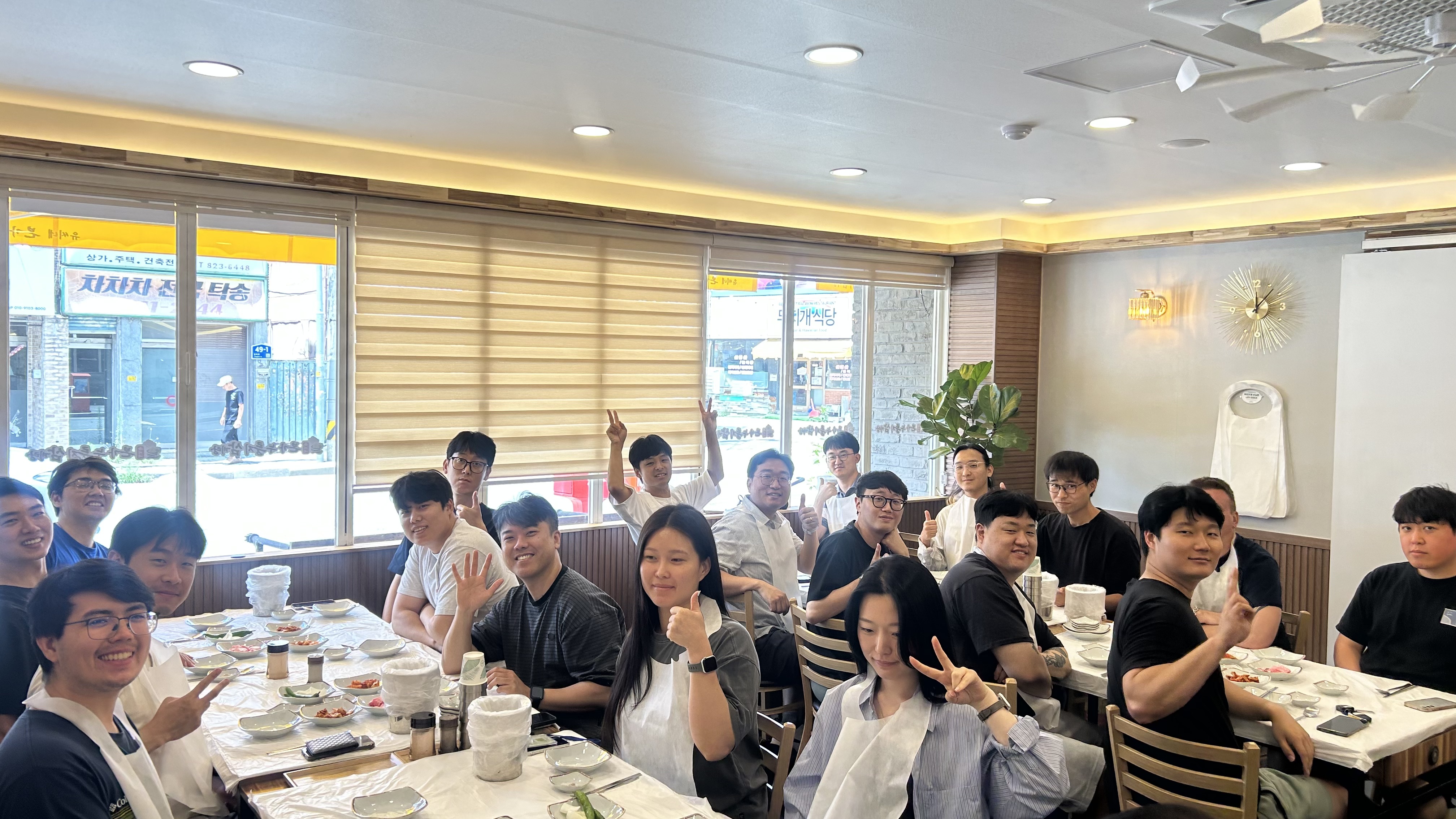 초복 식사 전 모비 단체 사진