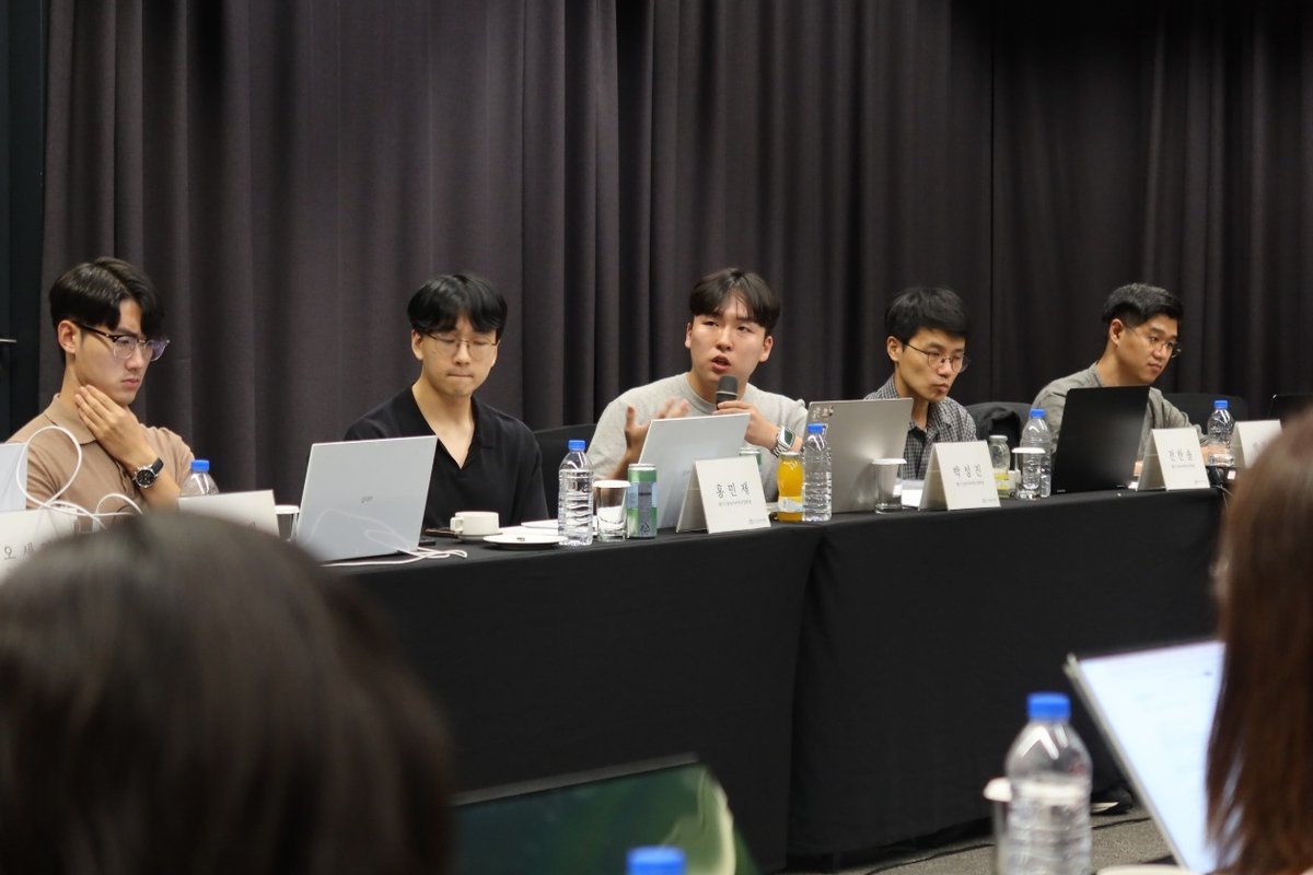 장학생 개인 연구 발제 및 토론에서 질문하는 장학생들