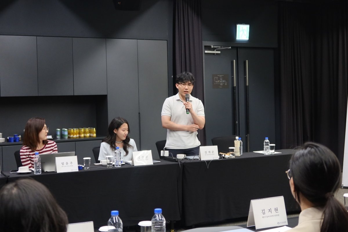 제5기 오리엔테이션 시간에 자기소개하는 제4기 김재준 장학생