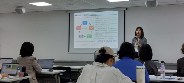 2024년 5월 30일 한국여성단체연합 연합운동조직강화위원회 워크숍. 박진경 전 저출산고령사회위원회 사무국장이 민선 8기 2년차 성평등 정책과 저출산 정책 모니터링 분석을 위한 사전 강의를 하는 모습. ⓒ한국여성단체연합