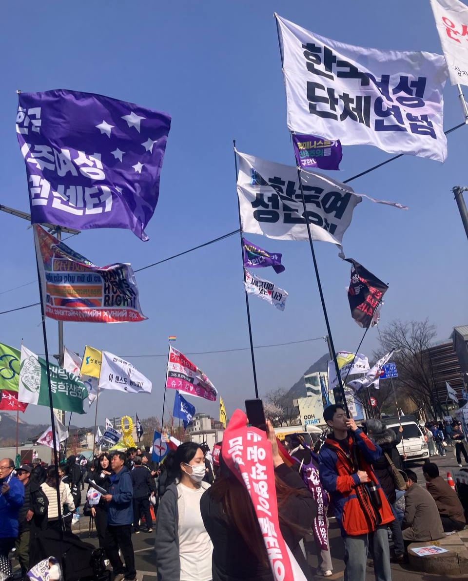 4월 4일 윤석열 파면 선고의 날, 광장에서 나부끼는 여성연합과 회원단체들의 깃발 사진