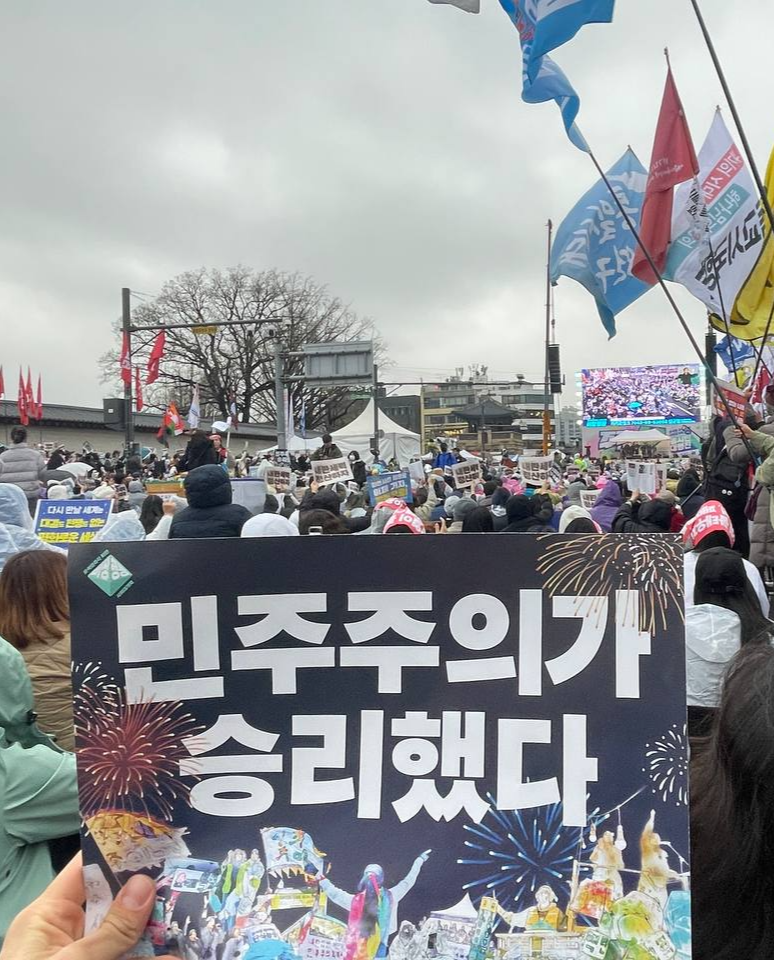 4월 5일 승리의 뒷풀이 광장, 민주주의가 승리했다